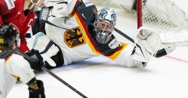 Der Schweizer Nico Hischier (l) und Deutschlands Torwart Philipp Grubauer (r) in Aktion. Foto: Peter Schneider/KEYSTONE/dpa
