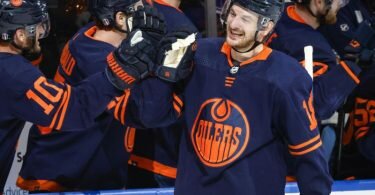 Zach Hyman von&nbsp;Edmonton wird nach einem Tor von seiner Mannschaft beglückwünscht. Foto: Jeff Mcintosh/The Canadian Press/dpa