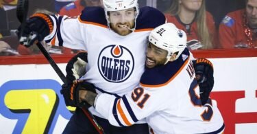 Leon Draisaitl (l) von den Edmonton Oilers, jubelt mit Temkollegen Evander Kane nach seinem Tor. Foto: Jeff Mcintosh/The Canadian Press/AP/dpa