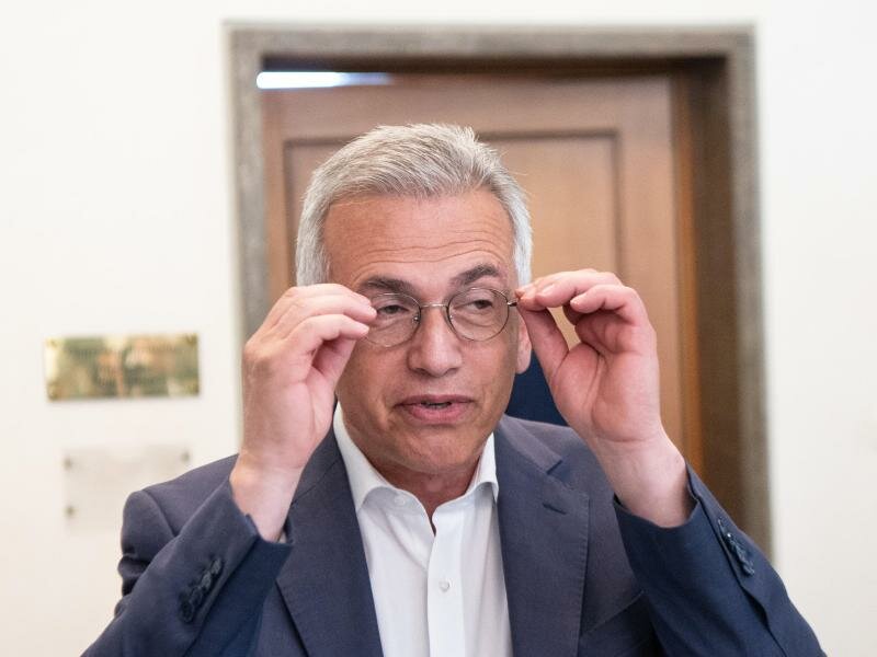 Peter Feldmann (SPD), Oberbürgermeister von Frankfurt am Main, gibt vor seinem Dienstzimmer im Römer ein Pressestatement ab. Foto: Boris Roessler/dpa