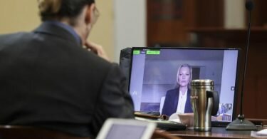 Supermodel Kate Moss war aus England per Video zugeschaltet. Depp verfolgt konzentriert die Aussage seiner Ex-Freundin. Foto: Evelyn Hockstein/Pool Reuters/AP/dpa