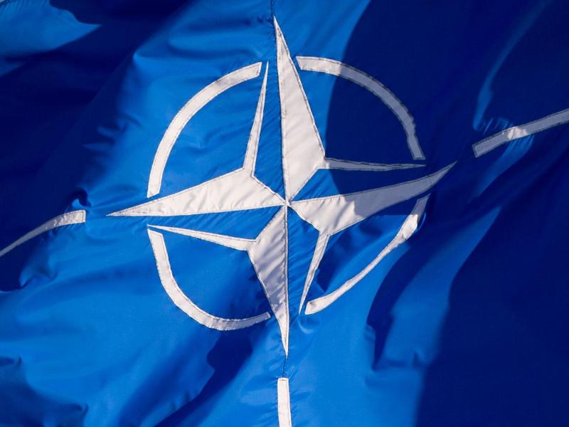 Die Flagge der Nato. Foto: Daniel Naupold/dpa