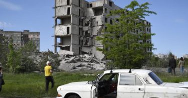 Spuren eines russischen Angriffs auf Wohngebäude in Kramatorsk. Foto: Andriy Andriyenko/AP/dpa