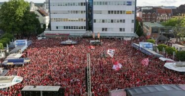 Tausende Fans feiern den Aufstieg des 1. FC Kaiserslautern auf dem Stiftplatz. Foto: Michael Schmitt/dpa