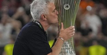 Roms Cheftrainer Jose Mourinho küsst die Trophäe nach dem Finale. Foto: Thanassis Stavrakis/AP/dpa