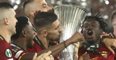 Spieler von Rom feiern den Sieg. Foto: Franc Zhurda/AP/dpa