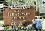 Ein Anwohner legt Blumen vor der Robb-Grundschule im Süden der Stadt Uvalde ab. Foto: Bob Daemmrich/ZUMA/dpa