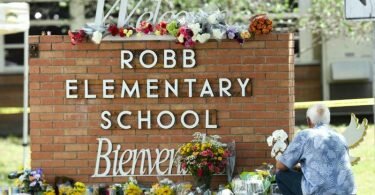 Ein Anwohner legt Blumen vor der Robb-Grundschule im Süden der Stadt Uvalde ab. Foto: Bob Daemmrich/ZUMA/dpa