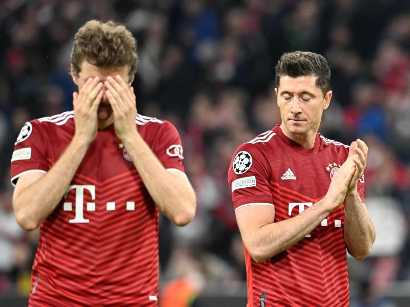 Thomas Müller (l) und die Bayern sind bereits im Viertelfinale an Villarreal gescheitert. Foto: Angelika Warmuth/dpa