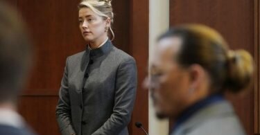 Ein Fall fürs Gericht: Die Ex-Ehepartner Heard und Depp erzählten unterschiedliche Geschichten über Fälle von häuslicher Gewalt in ihrer Ehe. Foto: Steve Helber/AP/dpa