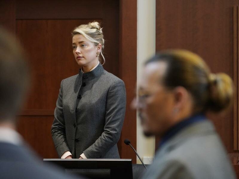 Ein Fall fürs Gericht: Die Ex-Ehepartner Heard und Depp erzählten unterschiedliche Geschichten über Fälle von häuslicher Gewalt in ihrer Ehe. Foto: Steve Helber/AP/dpa