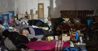 Schutz im Keller: Die ostukrainische Stadt Sjewjerodonezk ist besonders umkämpft. Foto: Leo Correa/AP/dpa