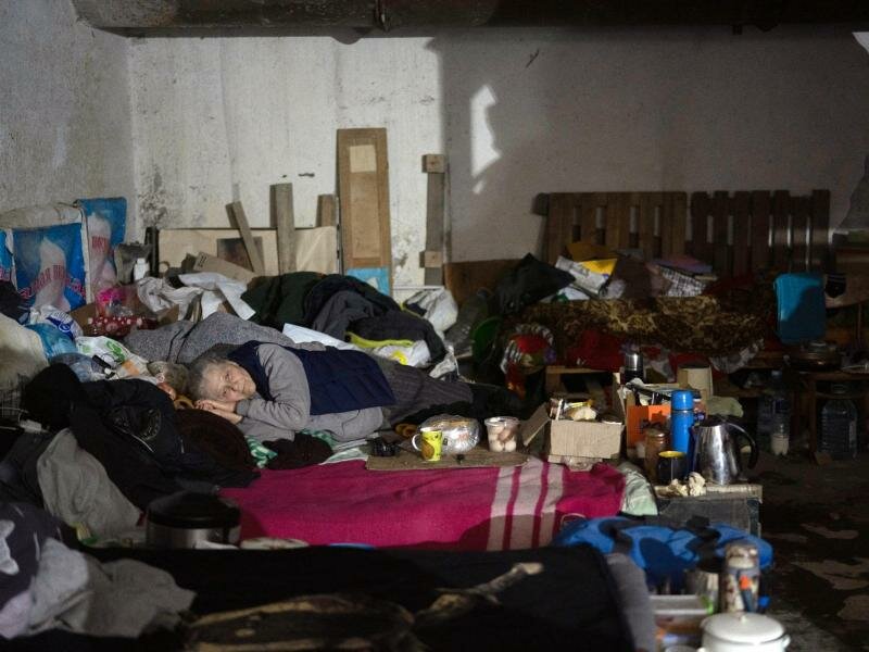Schutz im Keller: Die ostukrainische Stadt Sjewjerodonezk ist besonders umkämpft. Foto: Leo Correa/AP/dpa