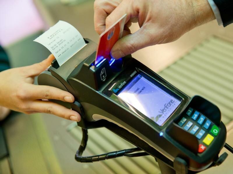 Viele Zahlungs-Terminals in Geschäften sind weiter gestört. Foto: Daniel Karmann/dpa