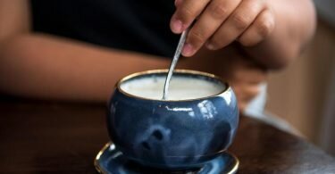 Hilft warme Milch beim Einschlafen? Forscher haben dies in einer Studie untersucht. Foto: Sina Schuldt/dpa