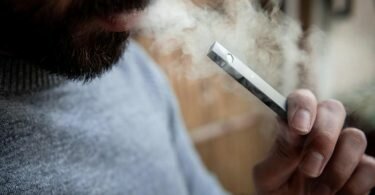 Ein Mann raucht eine E-Zigarette. Foto: Fabian Strauch/dpa/Symbolbild