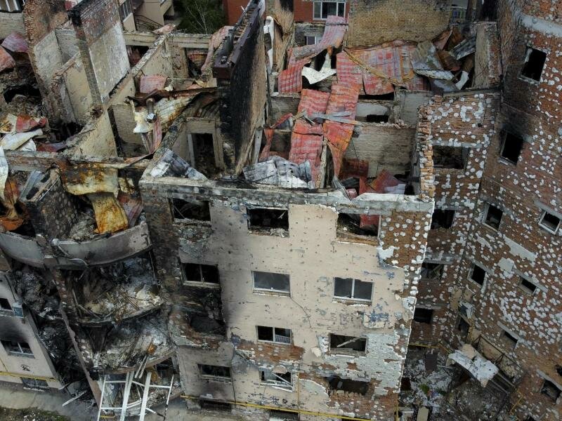 Blick auf Gebäude in Irpin, die durch russischen Beschuss zerstört wurden. Foto: Natacha Pisarenko/AP/dpa