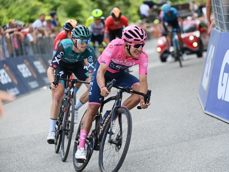 Richard Carapaz verteidigte sein Rosa Trikot, Jai Hindley (hinten) bleibt in Lauerstellung. Foto: Gian Mattia D'alberto/LaPresse/AP/dpa