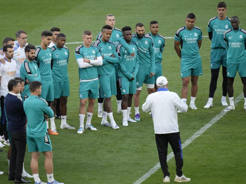 Real-Coach Carlo Ancelotti schwört sein Team im Abschlusstraining ein. Foto: Kirsty Wigglesworth/AP/dpa