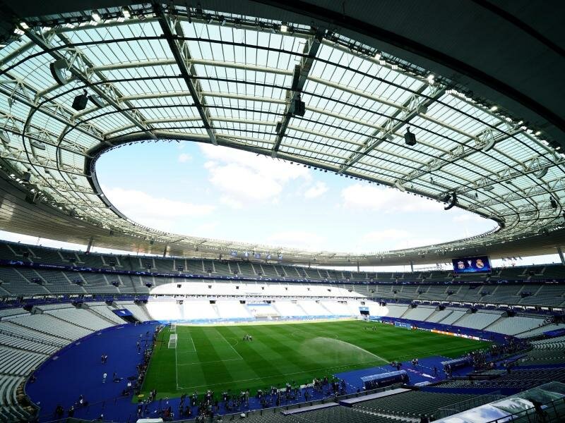 Im Stade de France wurde ein frischer Rasen verlegt. Foto: Adam Davy/PA Wire/dpa