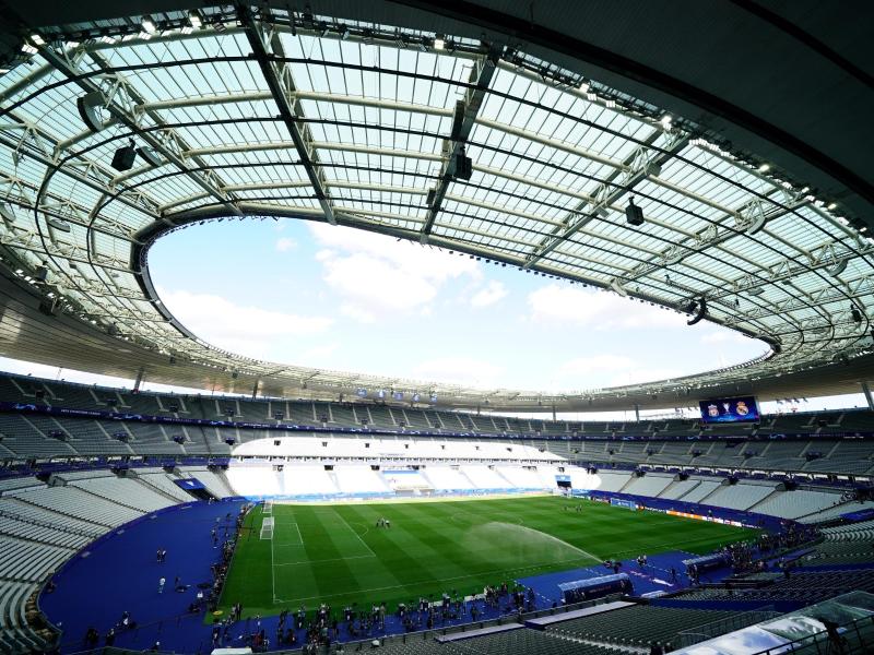 Im Stade de France wurde ein frischer Rasen verlegt. Foto: Adam Davy/PA Wire/dpa