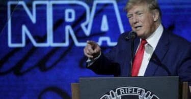 Donald Trump während seiner Rede auf der Jahrestagung der National Rifle Association. Foto: Michael Wyke/AP/dpa