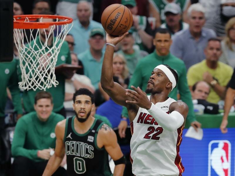 Jimmy Butler (r) führte Miami Heat zum Sieg. Foto: Michael Dwyer/AP/dpa