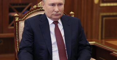 Olaf Scholz und Emmanuel Macron haben am Samstag mit Wladimir Putin telefoniert. Foto: Mikhail Metzel/Pool Sputnik Kremlin/AP/dpa