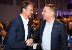 Investor Lars Windhorst (r) wird von Fredi Bobic auf der Hertha-Mitgliederversammlung begrüßt. Foto: Soeren Stache/dpa