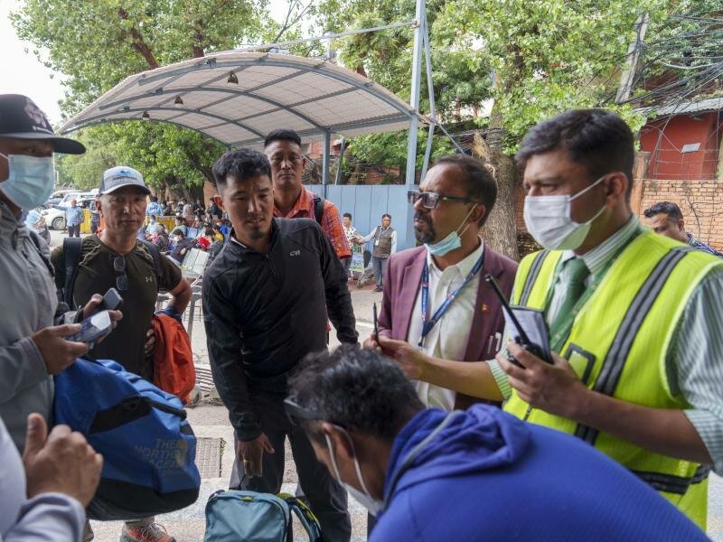 Ein Team von Bergsteigern bereitet sich vom internationalen Flughafen Tribhuvan in Kathmandu auf den Start der Rettungsaktion vor. Foto: Niranjan Shreshta/AP/dpa