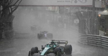 Starker Regen sorgte in Monaco für Verzögerung. Foto: Daniel Cole/AP/dpa