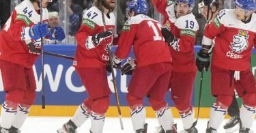 Freude über Bronze: Tschechiens Eishockey-Cracks feiern den Sieg über die USA. Foto: Martin Meissner/AP/dpa