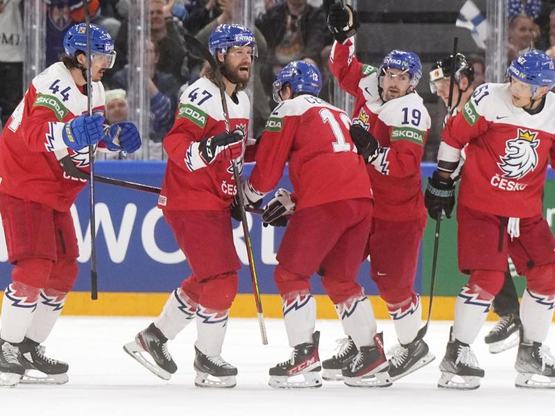 Freude über Bronze: Tschechiens Eishockey-Cracks feiern den Sieg über die USA. Foto: Martin Meissner/AP/dpa