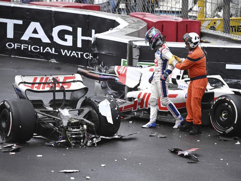 Glück im Unglück: Mick Schumacher neben seinem zweigeteilten Haas. Foto: Christian Bruna/EPA Pool/AP/dpa