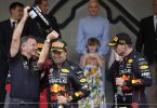 Sergio Perez aus Mexiko (M) feiert seinen Sieg in Monaco mit Red-Bull-Teamchef Christian Horner Teamkollege Max Verstappen. Foto: Daniel Cole/AP/dpa
