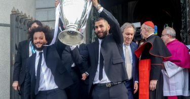 Das ist das Ding: Marcelo (l) und Karim Benzema präsentieren den Königsklassenpott in Madrid. Foto: Ricardo Rubio/EUROPA PRESS/dpa