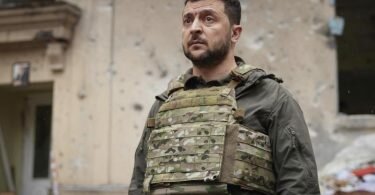 Der ukrainische Präsident Wolodymyr Selenskyj besucht die vom Krieg stark betroffene Region Charkiw im Osten des Landes. Foto: --/Ukrainian Presidential Press Office/AP/dpa