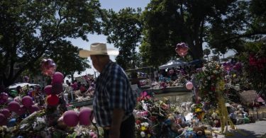 Blumen, Luftballons und Plüschtiere erinnern an die Opfer des Schulmassakers im texanischen Uvalde. Foto: Wong Maye-E/AP/dpa