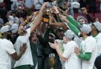 Die Spieler der Boston Celtics feiern nach dem Sieg in der Eastern Conference. Foto: Lynne Sladky/AP/dpa
