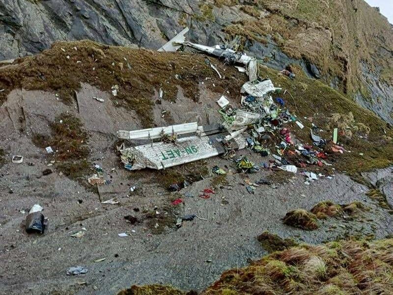 Das Wrack des Flugzeugs in einer Schlucht in Sanosware im Bezirk Mustang westlich von Kathmandu. Foto: Uncredited/Fishtail Air/AP/dpa