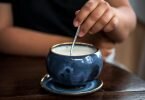 In den letzten gut 50 Jahren hat sich der Kuhmilch-Verbrauch pro Kopf fast halbiert. Foto: Sina Schuldt/dpa