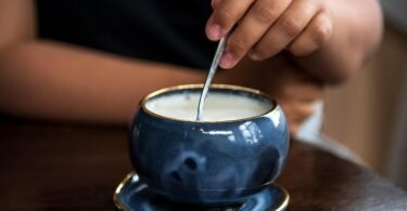 In den letzten gut 50 Jahren hat sich der Kuhmilch-Verbrauch pro Kopf fast halbiert. Foto: Sina Schuldt/dpa