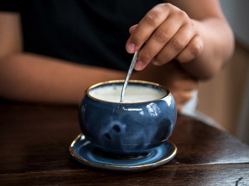 In den letzten gut 50 Jahren hat sich der Kuhmilch-Verbrauch pro Kopf fast halbiert. Foto: Sina Schuldt/dpa