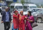 Angehörige von Passagieren der abgestürzten Turboprop-Maschine Twin Otter der Tara Air vor dem Flughafen in Pokhara. Foto: Yunish Gurung/AP/dpa