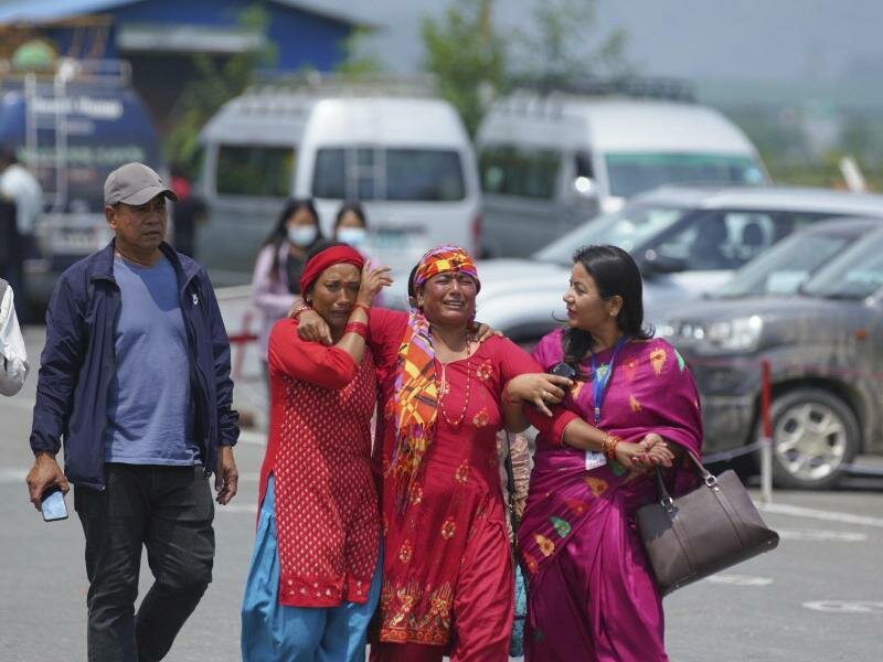 Angehörige von Passagieren der abgestürzten Turboprop-Maschine Twin Otter der Tara Air vor dem Flughafen in Pokhara. Foto: Yunish Gurung/AP/dpa