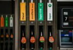 Blick auf die Zapfsäulen einer Tankstelle. Foto: Carsten Koall/dpa