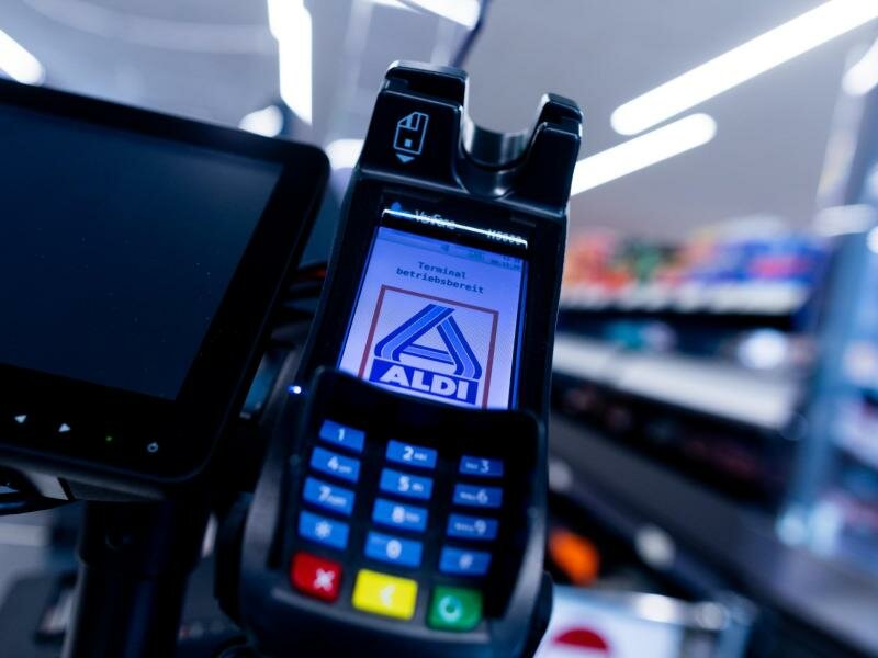 Das Zahlungsgerät an einer Kasse einer Aldi-Filiale. Foto: Rolf Vennenbernd/dpa