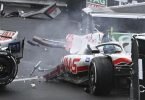 Der deutsche Pilot Mick Schumacher crasht in die Leitplanken, so dass sein Haas-Rennwagen bei dem heftigen Einschlag in zwei Teile gerissen wird. Foto: Christian Bruna/EPA Pool/AP/dpa