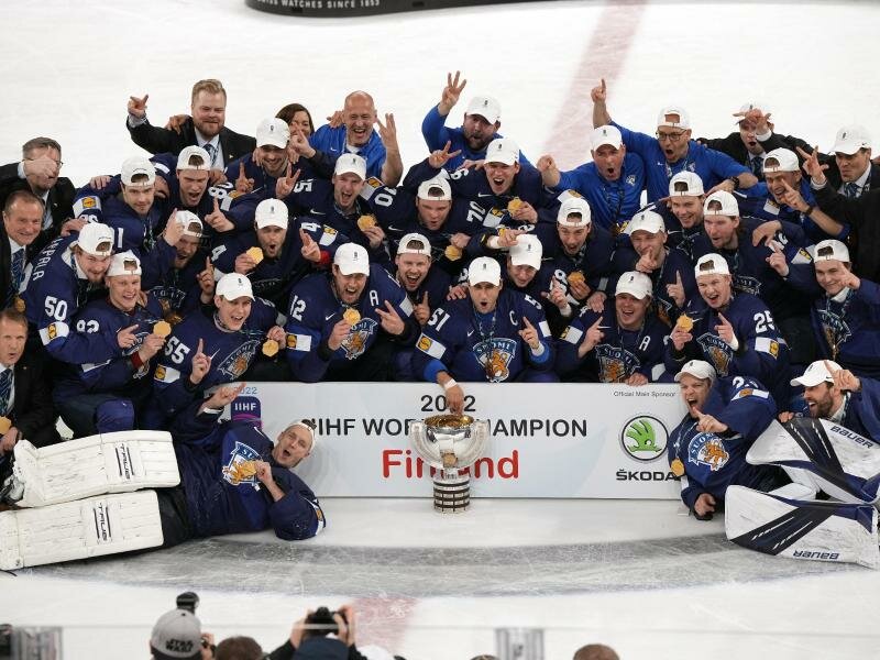 Das finnische Team feiert nach dem WM-Sieg. Foto: Martin Meissner/AP/dpa