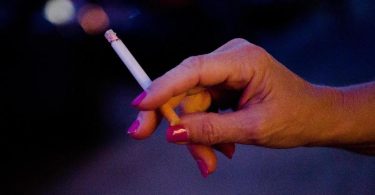 Folgen des Rauchens: Vor allem Krebserkrankungen führten bei Rauchern 2020 häufig zum Tod. Foto: Finn Winkler/dpa